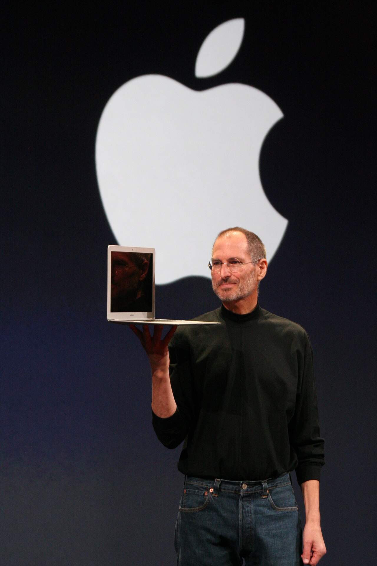 Steve Jobs presenting the MacBook Air at Macworld in 2008.